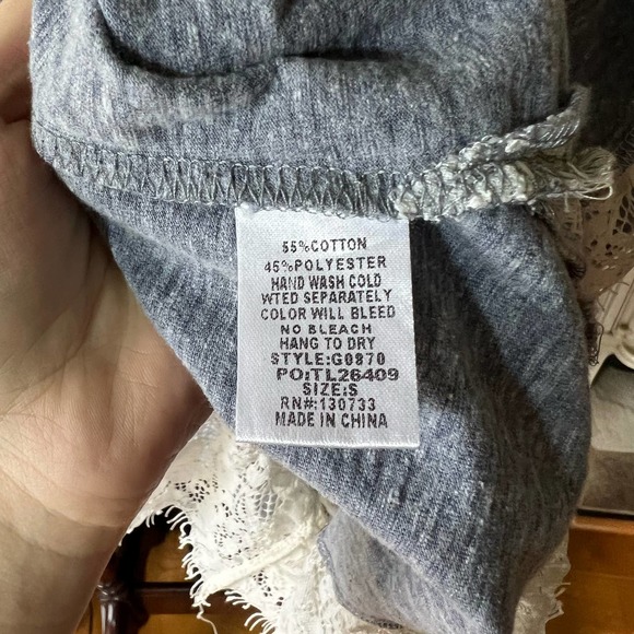 Umgee size small gray lace blouse top three-quarter sleeve V-neck - Picture 6 of 9